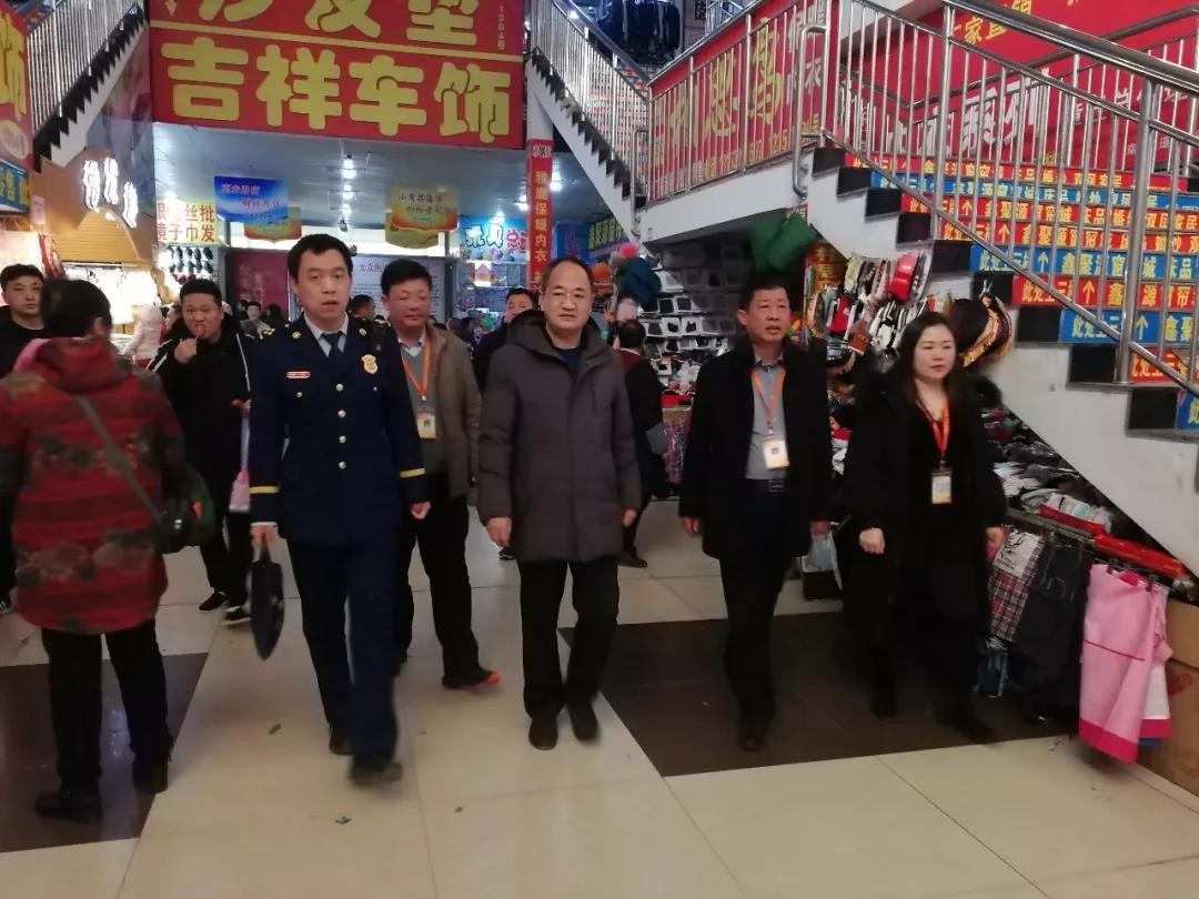 區(qū)應(yīng)急管理局、區(qū)商務(wù)服務(wù)中心、區(qū)消防救援大隊(duì)聯(lián)合對(duì)濟(jì)南市場(chǎng)進(jìn)行大檢查