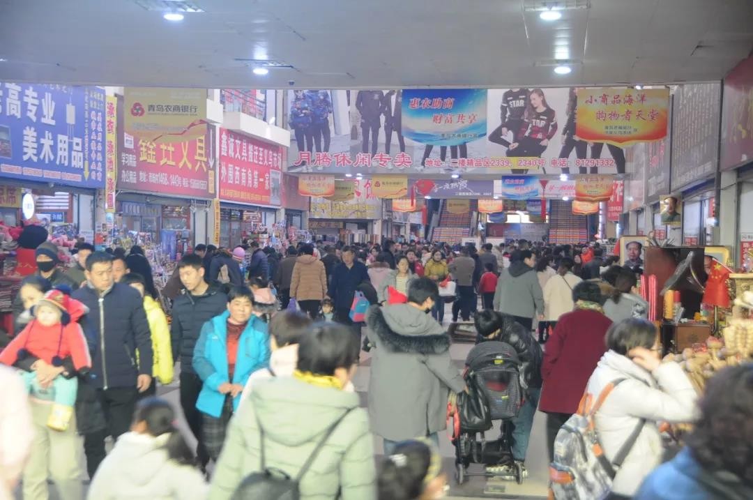 春節(jié)前奏：濟(jì)南義烏小商品批發(fā)市場(chǎng)內(nèi)外人氣爆滿，熱鬧非凡